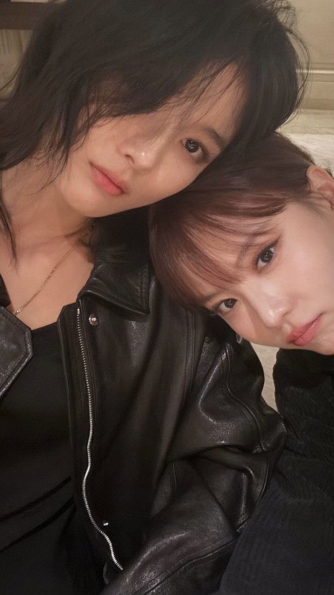 posing like she wanna attract women