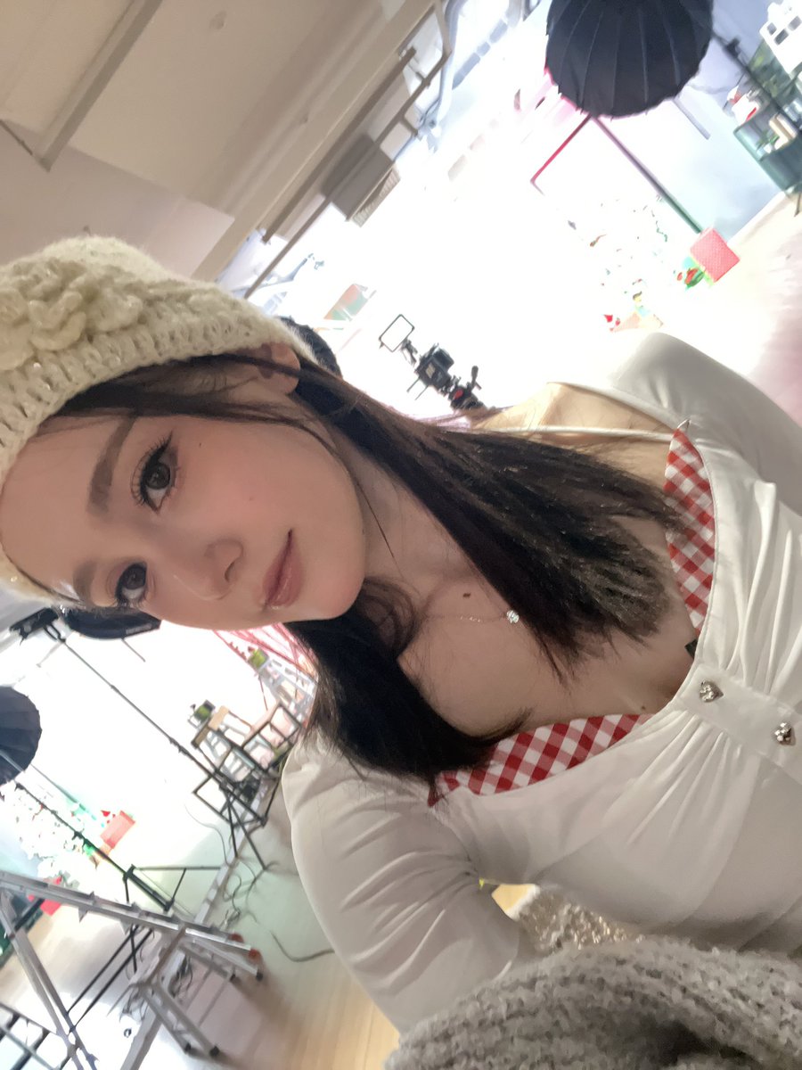 cxhari's tweet photo. Big sister with a big heart, sending Merry Kiss-mas… I mean, Christmas to everyone! Even though it’s already a new year, the love still feels just as warm. Thank you for staying with me, please stay for a long time. https://t.co/xrQsSkJHRW