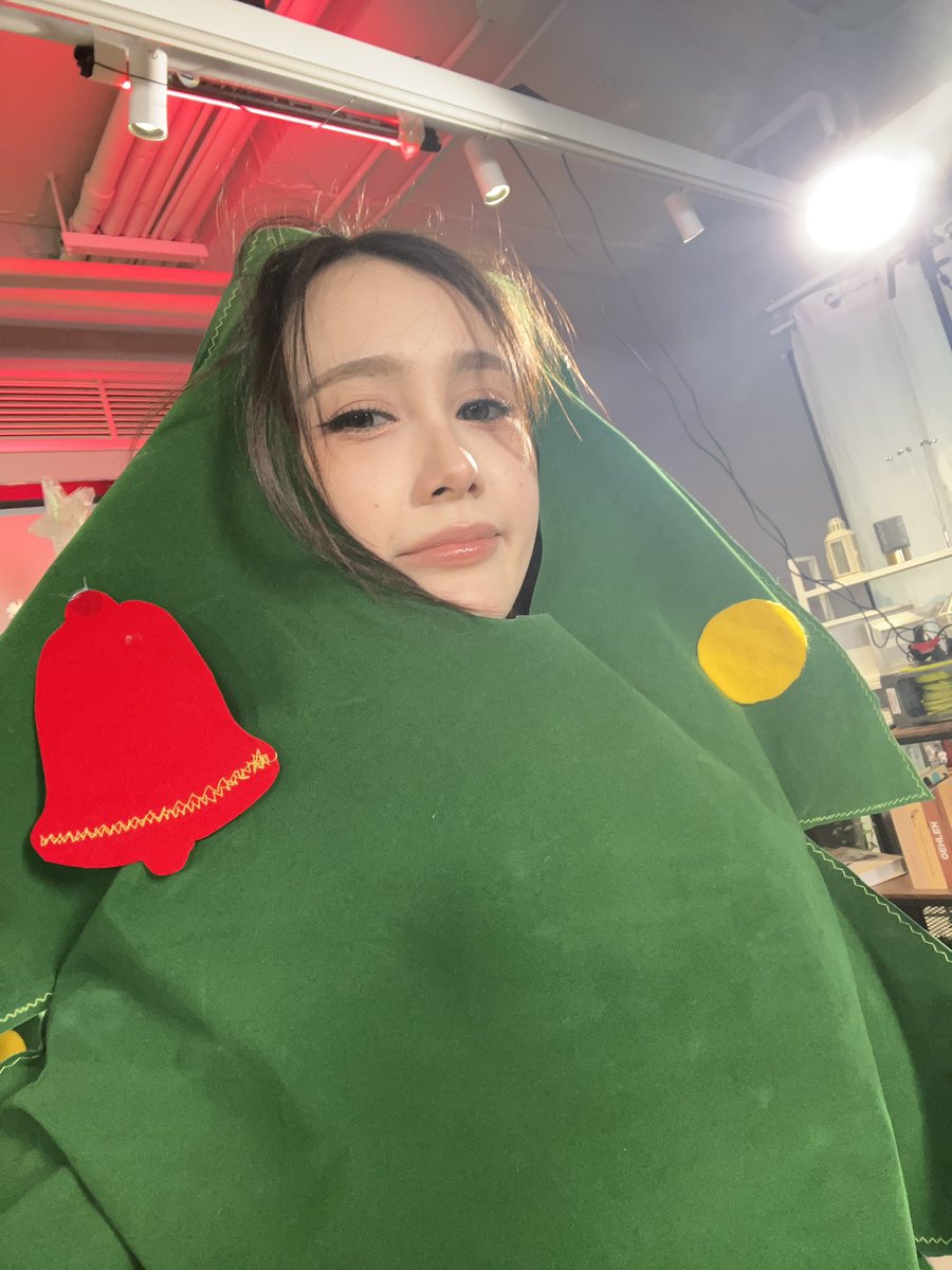cxhari's tweet photo. Big sister with a big heart, sending Merry Kiss-mas… I mean, Christmas to everyone! Even though it’s already a new year, the love still feels just as warm. Thank you for staying with me, please stay for a long time. https://t.co/xrQsSkJHRW