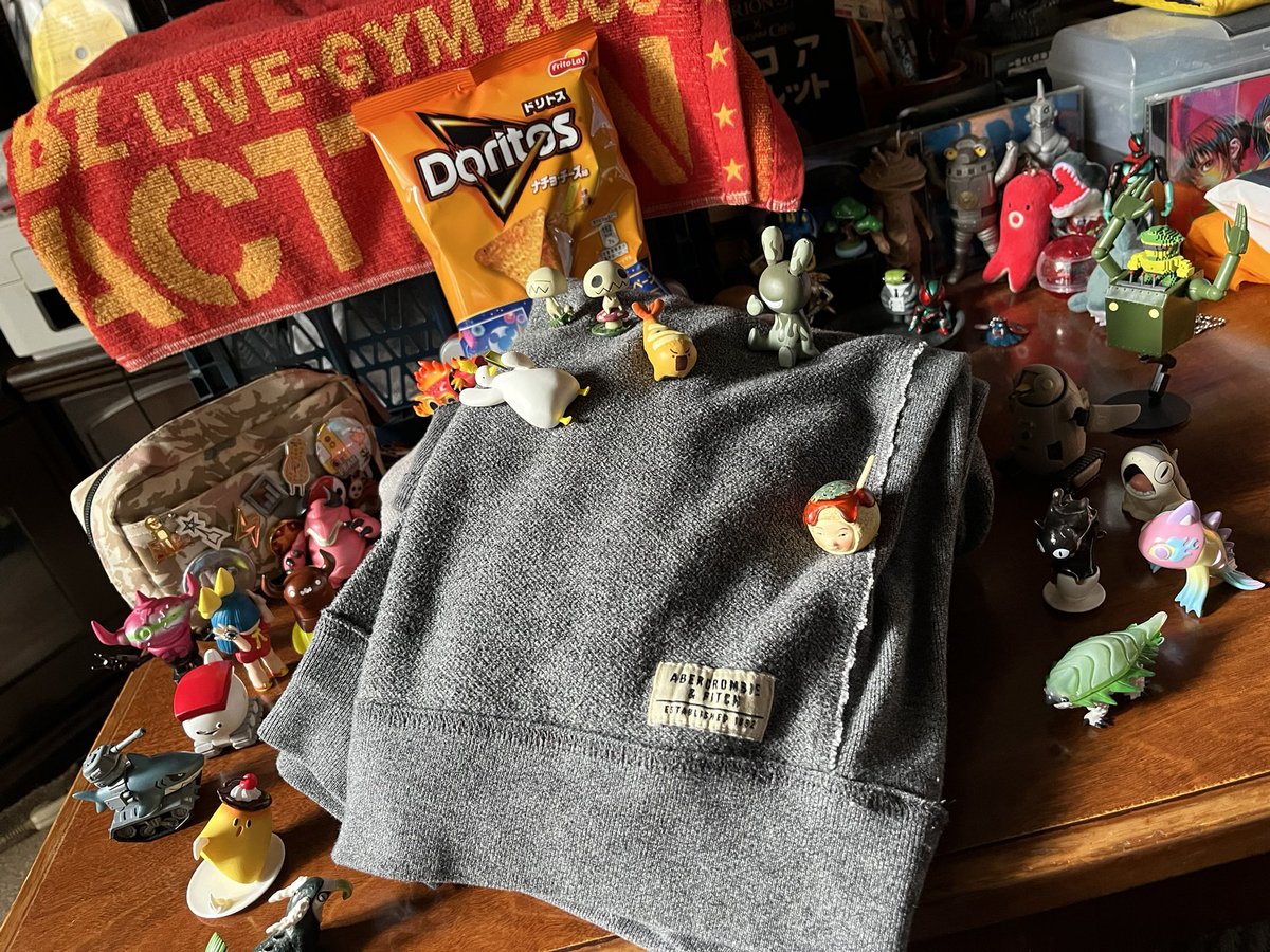 夕方の準備しやんとやから 
ホームセンターとセカスト行って
ズササッと帰ってきたよ。
いい感じのトレーナー買えて良き良き。

ドリトスの
"ナチョ•チーズ味"食べよーう。
ホームセンターでお菓子買うん楽しいね。

今日は思ったより寒くないかなー。
うむうむ。完全に感覚マヒしとるね☻⋆͛⋆͛