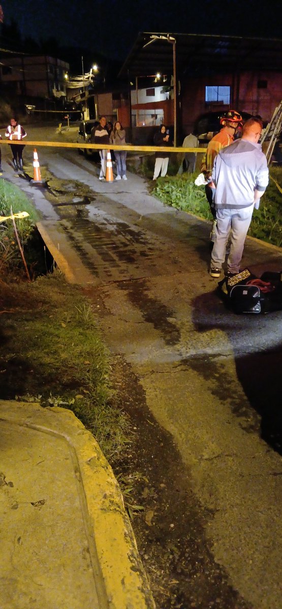 dansegbol's tweet photo. @MunicipioQuito @PichinchaGob hasta cuando no hacen nada por mejorar los puentes de acceso a la Arupos en la Vía a Guangopolo. El 4 vehículo que deben sacar los bomberos de la quebrada. https://t.co/CXRnEoUKl1
