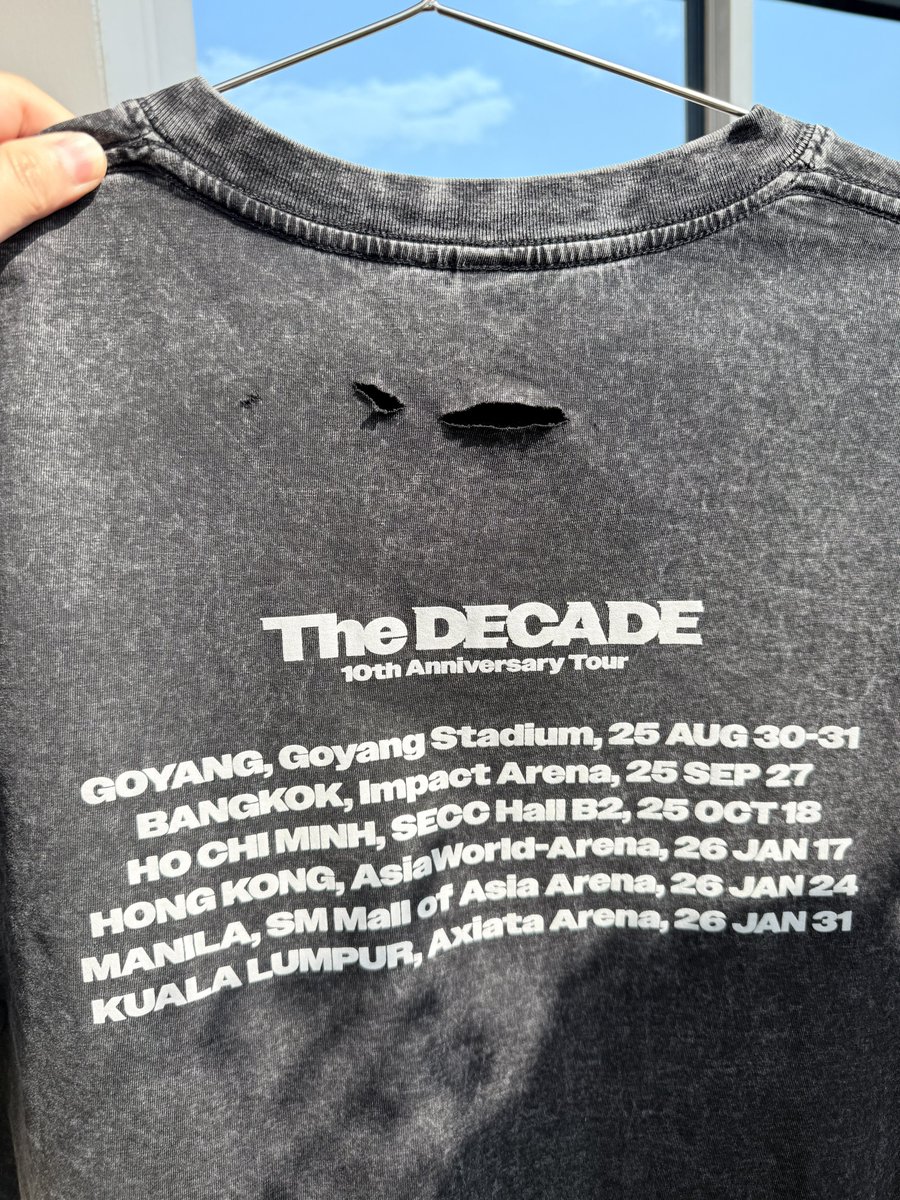 katiespatra's tweet photo. It must be the same lot. It was hand washed for the first time, and it ribbed after soaking in water. No detergent! I queued for 3 hours at Ho Chi Minh concert, and I got this!? 😤😢 https://t.co/HaDgrl3QuW
