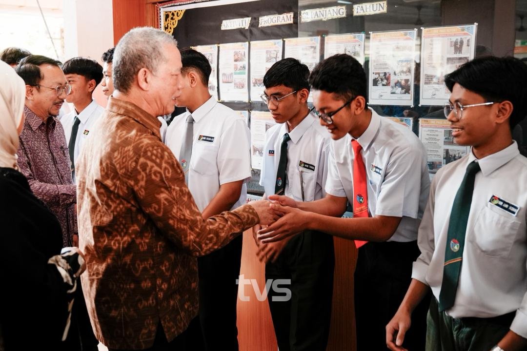 tvsarawak's tweet photo. Timbalan Perdana Menteri, Datuk Amar Fadillah Yusof hari ini merasmikan Program Hak Kitak: Edisi Sekolah anjuran Courts Inn di SMK Tunku Abdul Rahman (STAR).

Turut hadir Pengerusi Yayasan Tan Sri Profesor Ahmad Ibrahim, Tan Sri Shahrizat Abdul Jalil, Pengarah Pendidikan Sarawak Omar Mahli dan Pengetua STAR, Faridah Abdul Wahab.

📸 Faitullah Morni (TVS)

📱 Strim live di https://t.co/ipdZ84tW3V atau di aplikasi TVS Inspire, MYTV Mana-Mana, Unifi TV dan Astro GO sekarang! Muat turun di App Store dan Play Store sekarang!

#TVS122 #TVSNews #TVSarawak