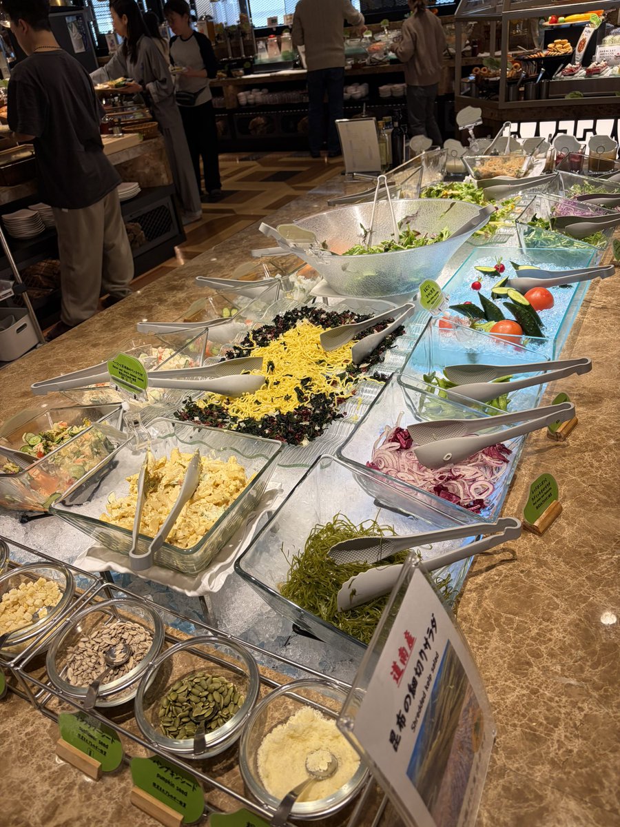 bongtao's tweet image. โรงแรมในฮอกไกโดจะแข่งกันที่ความอลังการของอาหารเช้า โดยเฉพาะซัปโปโร กับฮาโกะดาเตะคือครองชาร์ต top 10 ทุกการจัดอันดับอาหารเช้าโรงแรมของญี่ปุ่น

ไฮไลต์ของโรงแรมดังๆคือไคเซนด้ง อิคุระไม่อั้น โฮตาเตะไม่อั้น ไลน์สลัดบาร์ยิ่งกว่าซิสเลอร์ ขนมอีก ไอติมอีก…