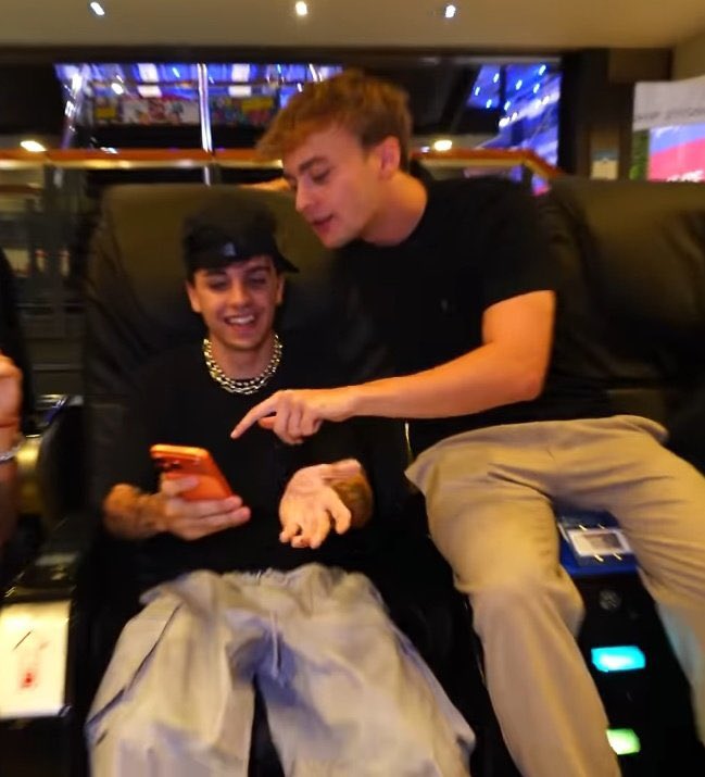 fratrryloverr_'s tweet image. cómo se puede ser tan novios