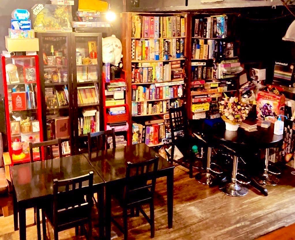 26chart's tweet image. 【土曜日のフロチャ】

1月24日（土）
13時オープン致しました

◆本日は18時まで『ボドゲ営業』

18時以降は『貸切営業』となります

宜しくお願い致します

※明日25日（日）は貸切では無く
13時〜通常営業です
#26chart #中野 #ボドゲ