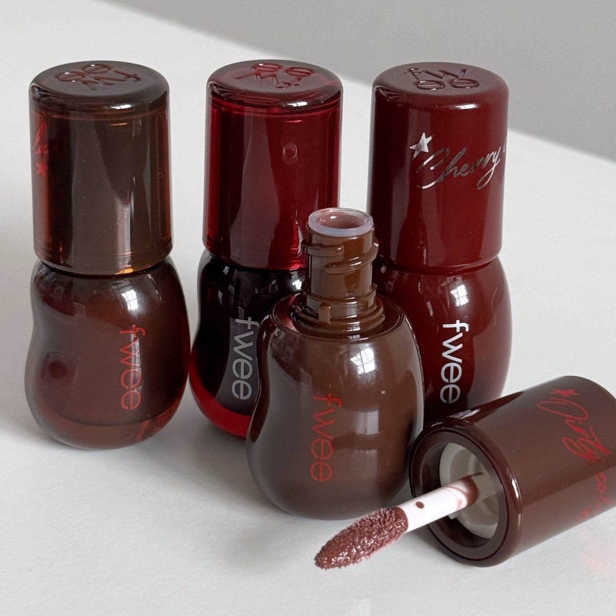 reviewchoey's tweet image. Fwee cola gloss เติมของครบสีแล้ววว🍒
คอลนี้ไวรัลมากกกกกก สวยมากกกกกก โทนสีก่ำๆแบบนี้คือเก็บได้เก็บบ สวยก่ำสะใจมากกก
