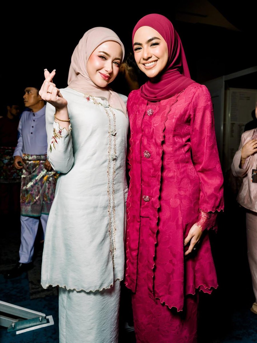 nabilahrrazali's tweet image. Cantiknya baju girl crush saya ni. Paling penting design timeless sesuai pakai untuk raya dan any events🫶🏻😍