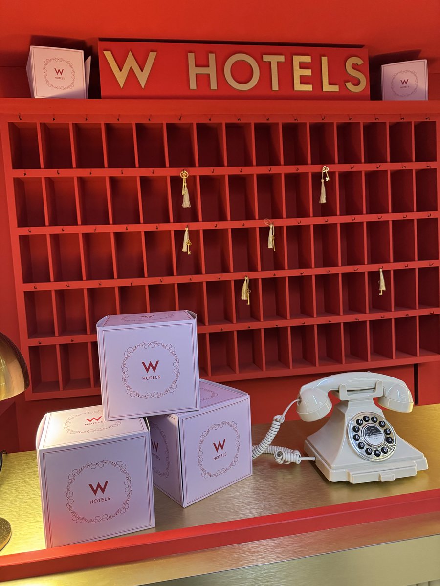 ウェス・アンダーソン（Wesley Anderson)展がパリに続きロンドンのDesign Museum
で開催中。展覧会は去年パリで観ていたのですが、今回は「グランド・ブダペスト・ホテル」でアガサが作っていたMENDL'Sの名物「Courtesan au