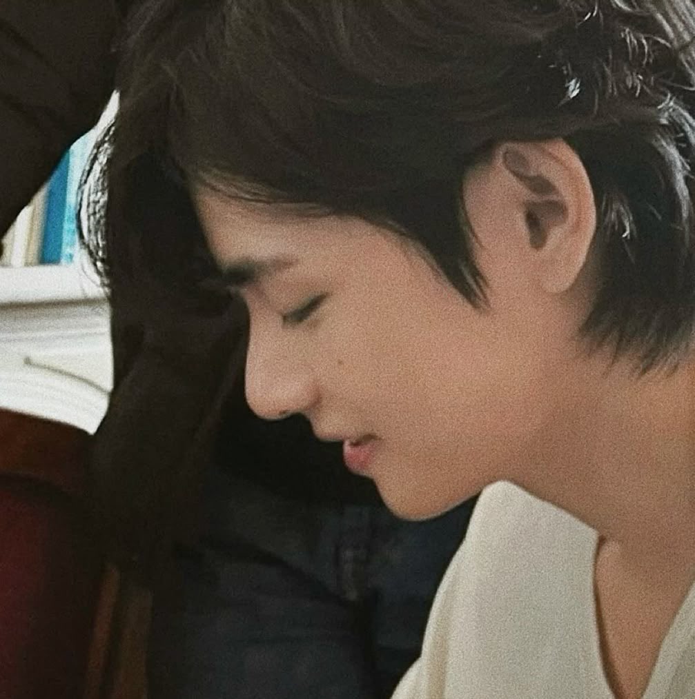 ให้เลยรูปนี้ แค่ทัดหูเฉยๆไม่ต้องทำอะไรก็สวย เป็น side profile ที่โคตรจะสวย ㅠㅠ