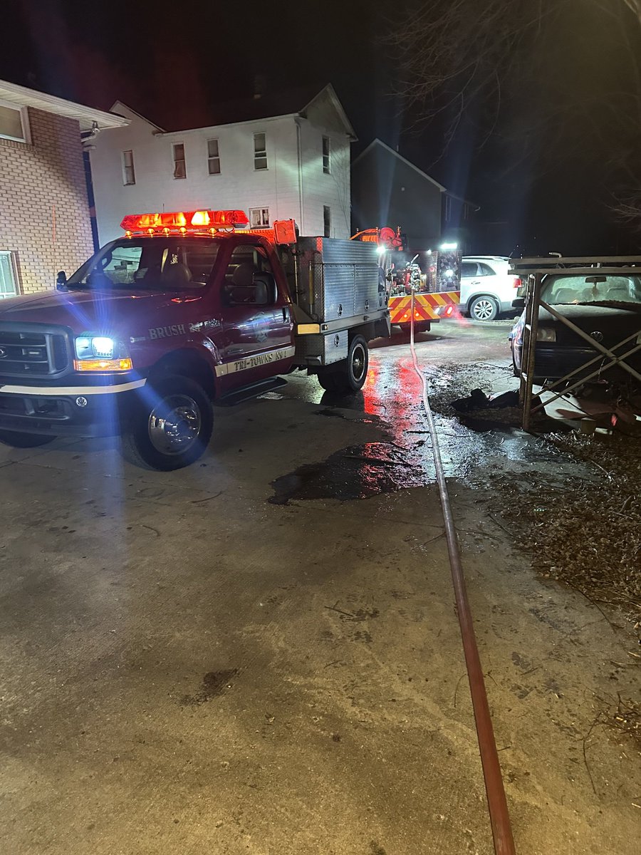 PotomacVFC2's tweet photo. Company 22 - Nature: OUTSIDE FIRE 
Address: ERIN ST 
Mutual Aid Box: 2401 City: Piedmont Responding Units: BR22, E22 #pfc2 
📷: W. May https://t.co/FBKQiq0sbp