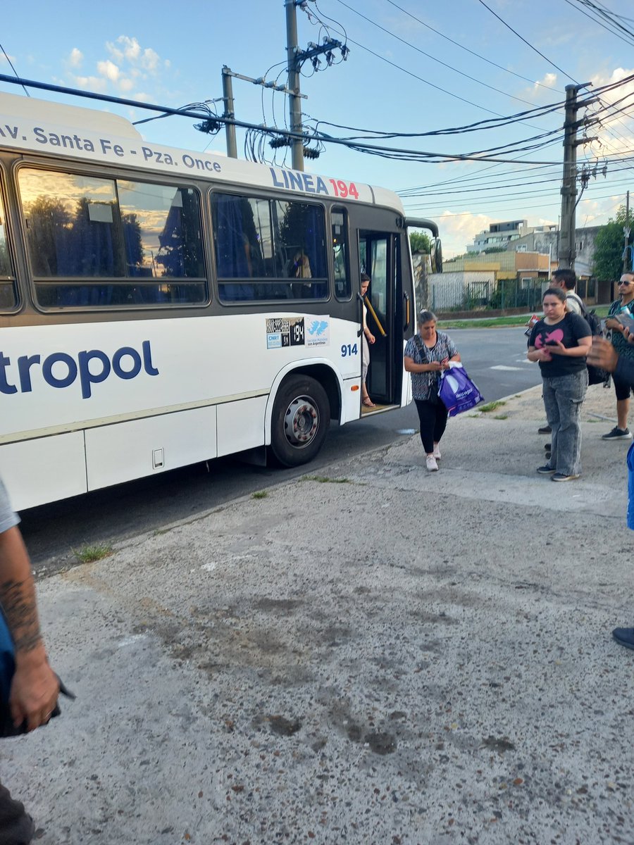 SabrinaMar4292's tweet photo. @Metropol_ar Agreguen más servicio para 194 que va a zarate. Esta semana no funcionaron a la mañana. Cada cuanto es la frecuencia?   La semana pasada de 3 viajes se quedaron dos colectivos en el camino a Zarate.  Uno en la entrada de Escobar y otro en Otamendi :( https://t.co/IM8ymONPc4