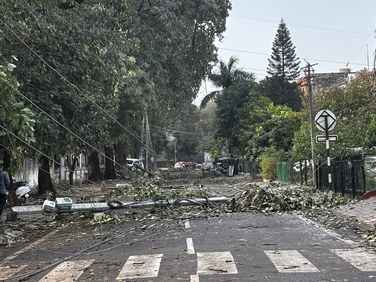 manaman_chhina's tweet photo. Nobody is bothered in @PSPCLPb to even visit and see our area in Phase-10 Mohali where several poles lie collapsed since yesterday morning leading to no power and water for 12 hours now.
It will take minimum 72 hours to have these services restored if at all Punjab Govt wakes up. https://t.co/SbRi5zPc4h