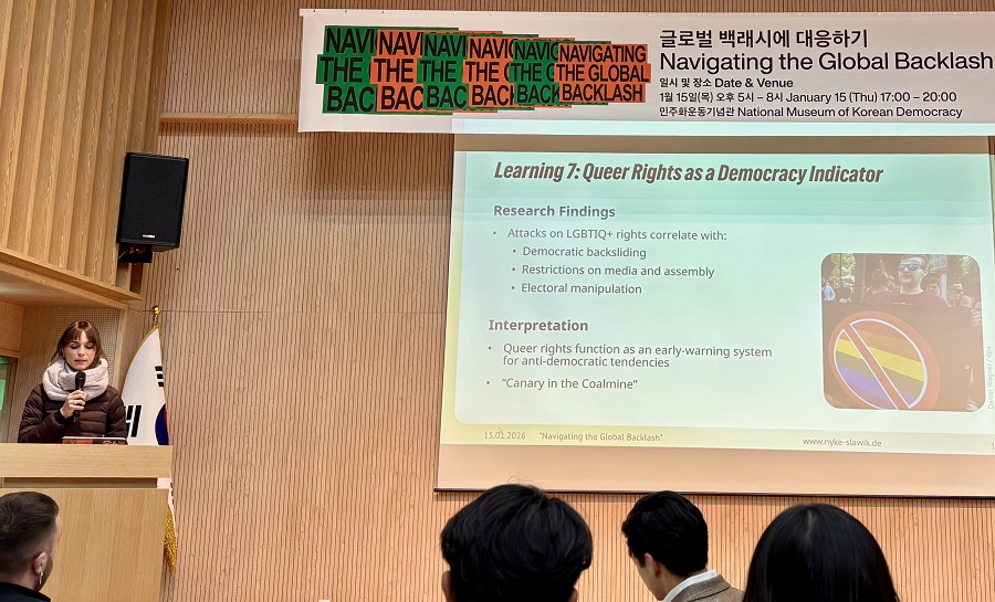 백래시, 치밀한 ‘정치적 전략’
독일의 니케 슬라빅 연방하원 의원은 “2015년 이후 동성결혼 같은 의제가 여러 국가에서 해결되자, 극우 세력은 새로운 동원 이슈가 필요했다”고 분석했다. 바로 성소수자 중에서도 사회적 가시성이 낮고 대중의 이해가 부족한 트랜스젠더다. n.news.naver.com/article/007/00…