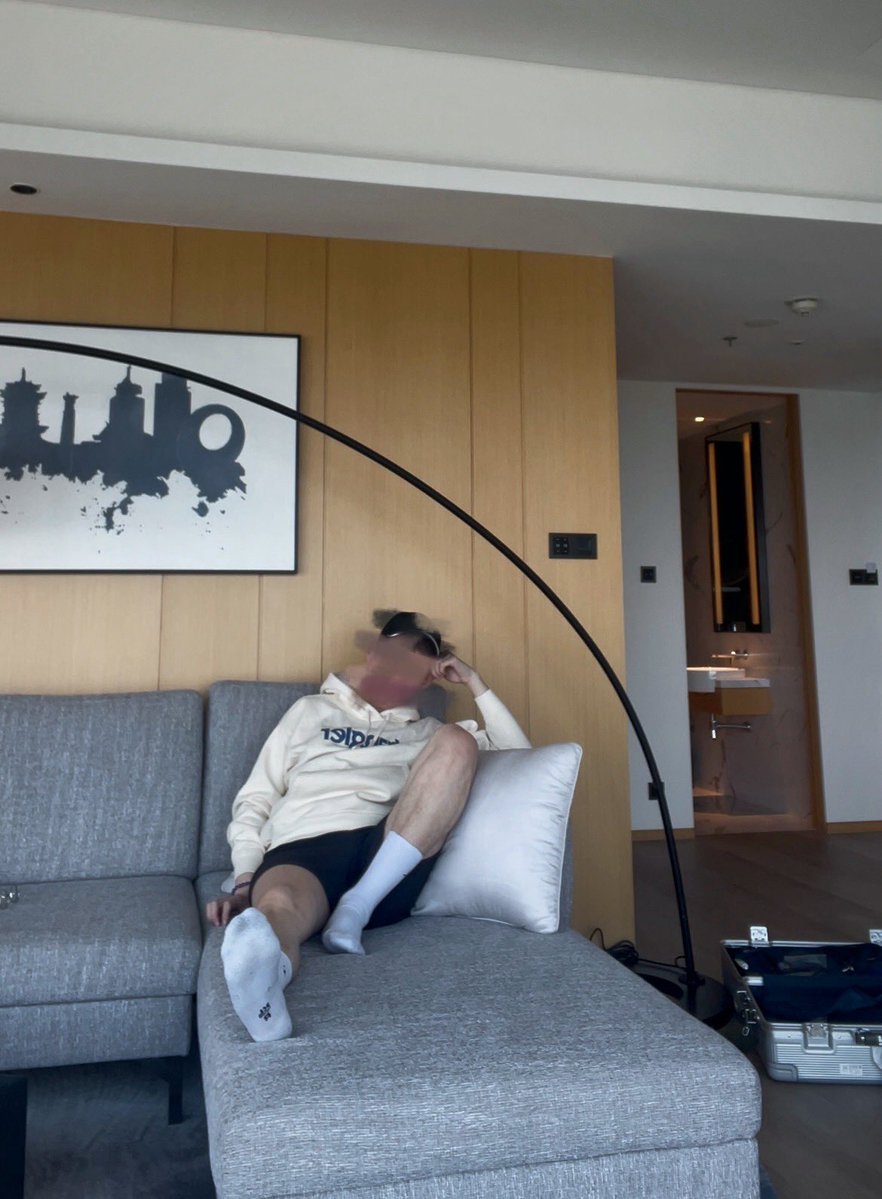 JeremyAngl's tweet image. 刚健身完的臭白袜
来舔干净