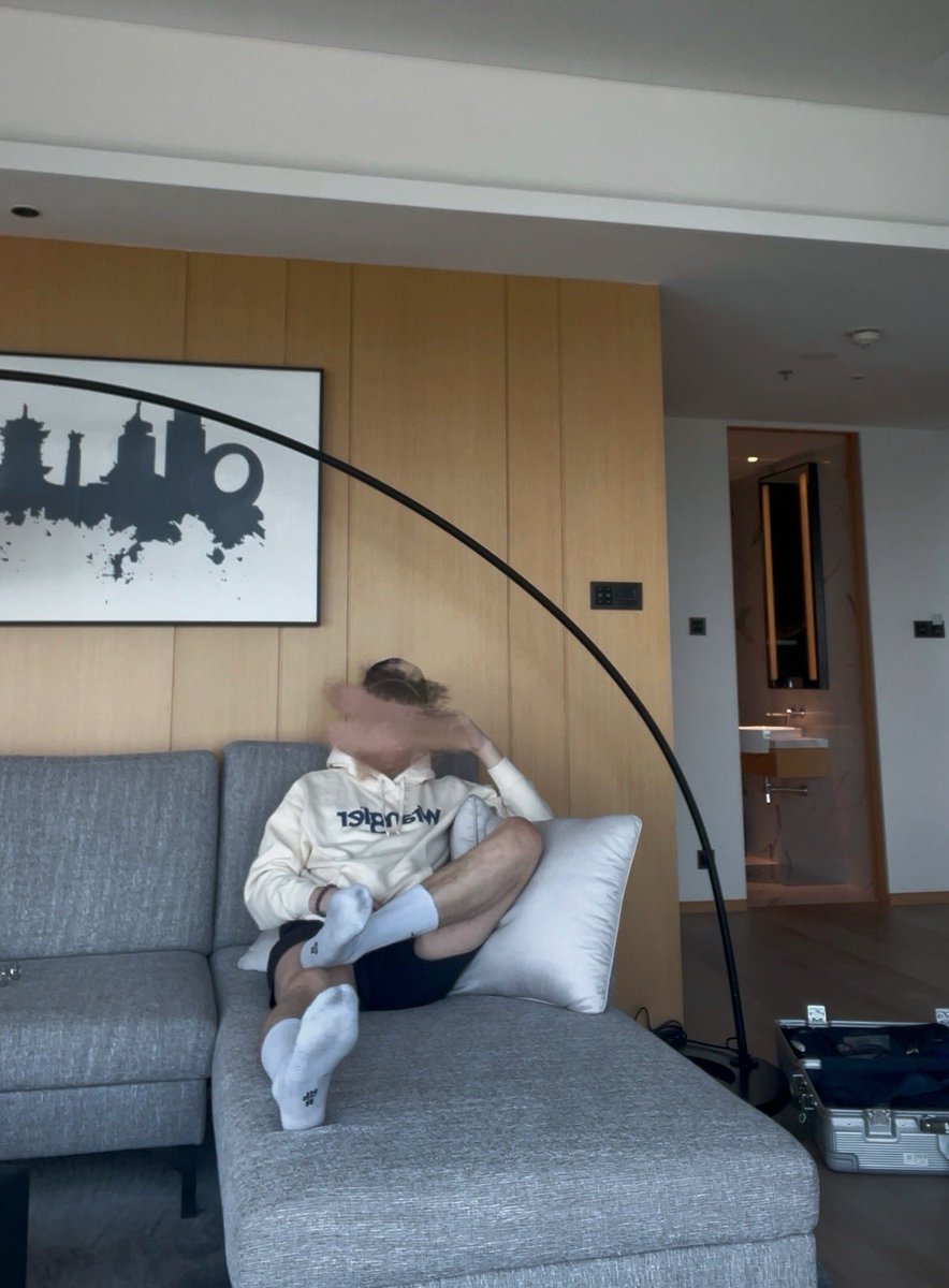 JeremyAngl's tweet image. 刚健身完的臭白袜
来舔干净