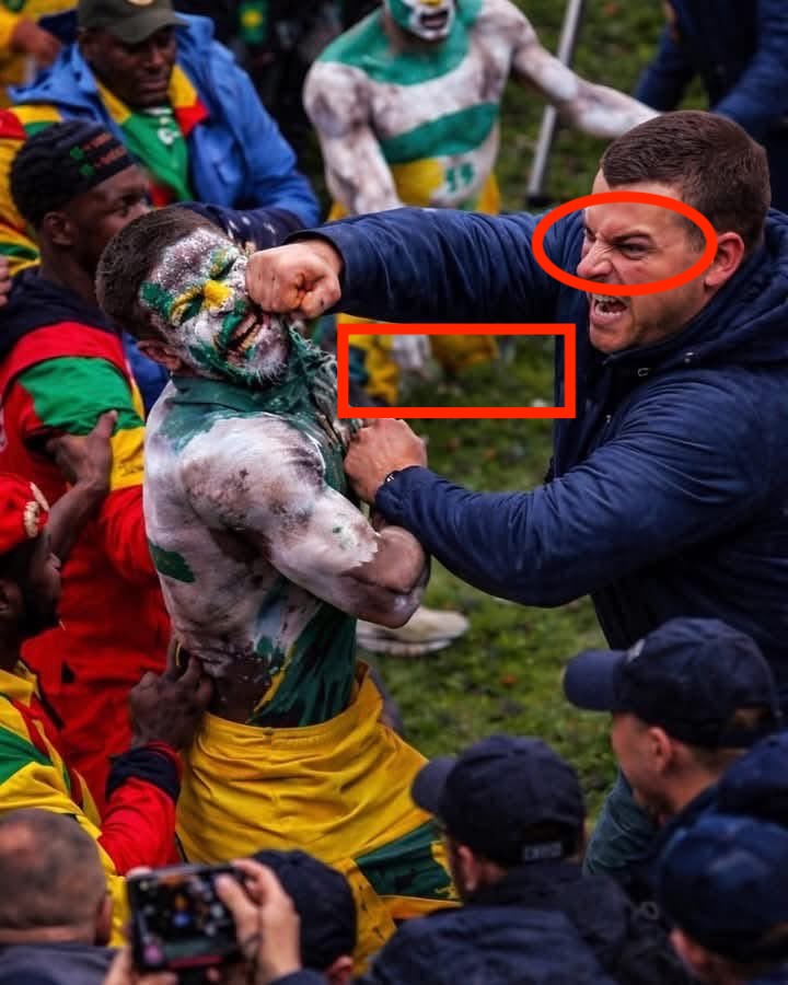 AtlasFactCheck's tweet image. 📌 MISE AU POINT 🇲🇦

L'image circulant comme étant une agression lors de la finale de la CAN 2025 le 18 janvier est une génération par Intelligence Artificielle (IA).

Plusieurs anomalies techniques confirment la manipulation : un supporter en arrière-plan apparaît sans jambes…