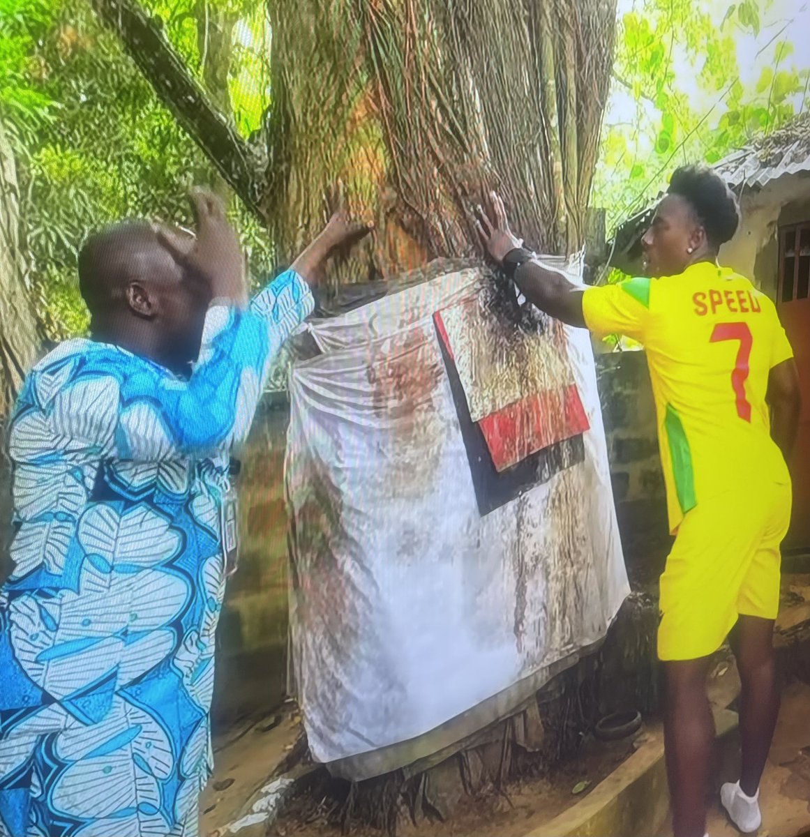 NoodleHairCR7's tweet image. 🚨 Speed was asked to make a wish by touching a 400-year old spiritual tree in Benin. 

His wish was for Ronaldo to win the World Cup 😂😂👏