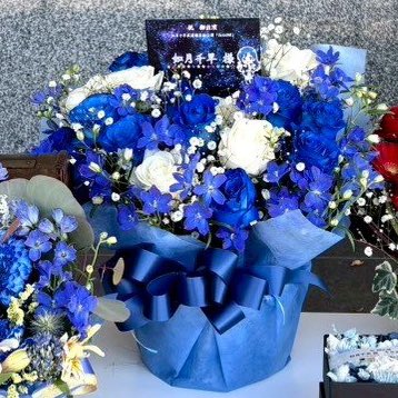 TokuShimaoh0505's tweet photo. 千早に楽屋花を贈りました。
フローリストカノシェさんに依頼し素敵に製作していただきました。どうもありがとうございました。

楽屋花と言ってもみな���んの見えるところに飾ってもらっているようですので🤭、よかったら見てみてください

#如月千早武道館単独公演 https://t.co/tll3b21HY6