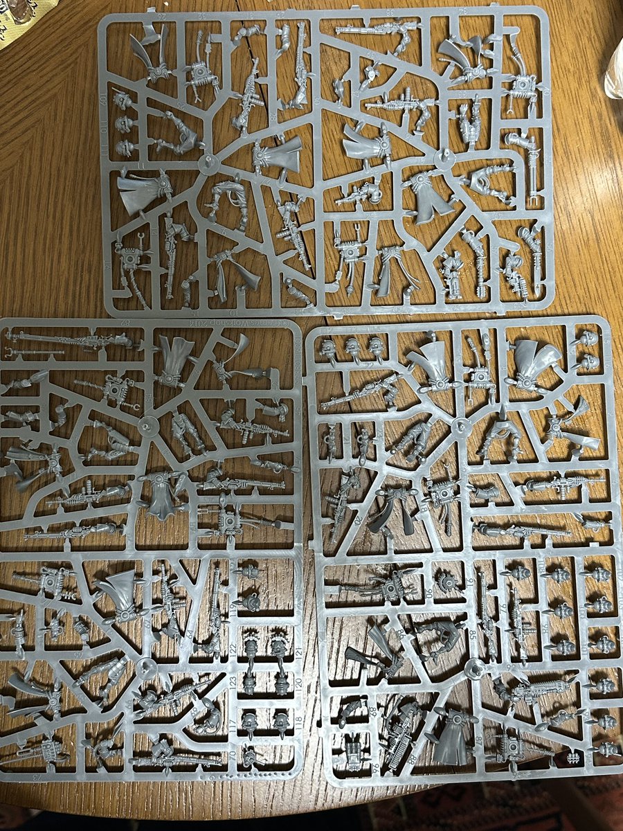 inu_inu's tweet image. 【緩募】
メカニカス引き取っていただける方
・スキタリレンジャー ×2(片方赤成型)
・シカリアン ×1（赤成型）
・テックプリースト・ドミヌス ×1

箱、説明書なし
昔のキルチームのマーカーももらってください

¥15,000+送料（ヤマト便）
PayPayか銀行振込で
よろしければ