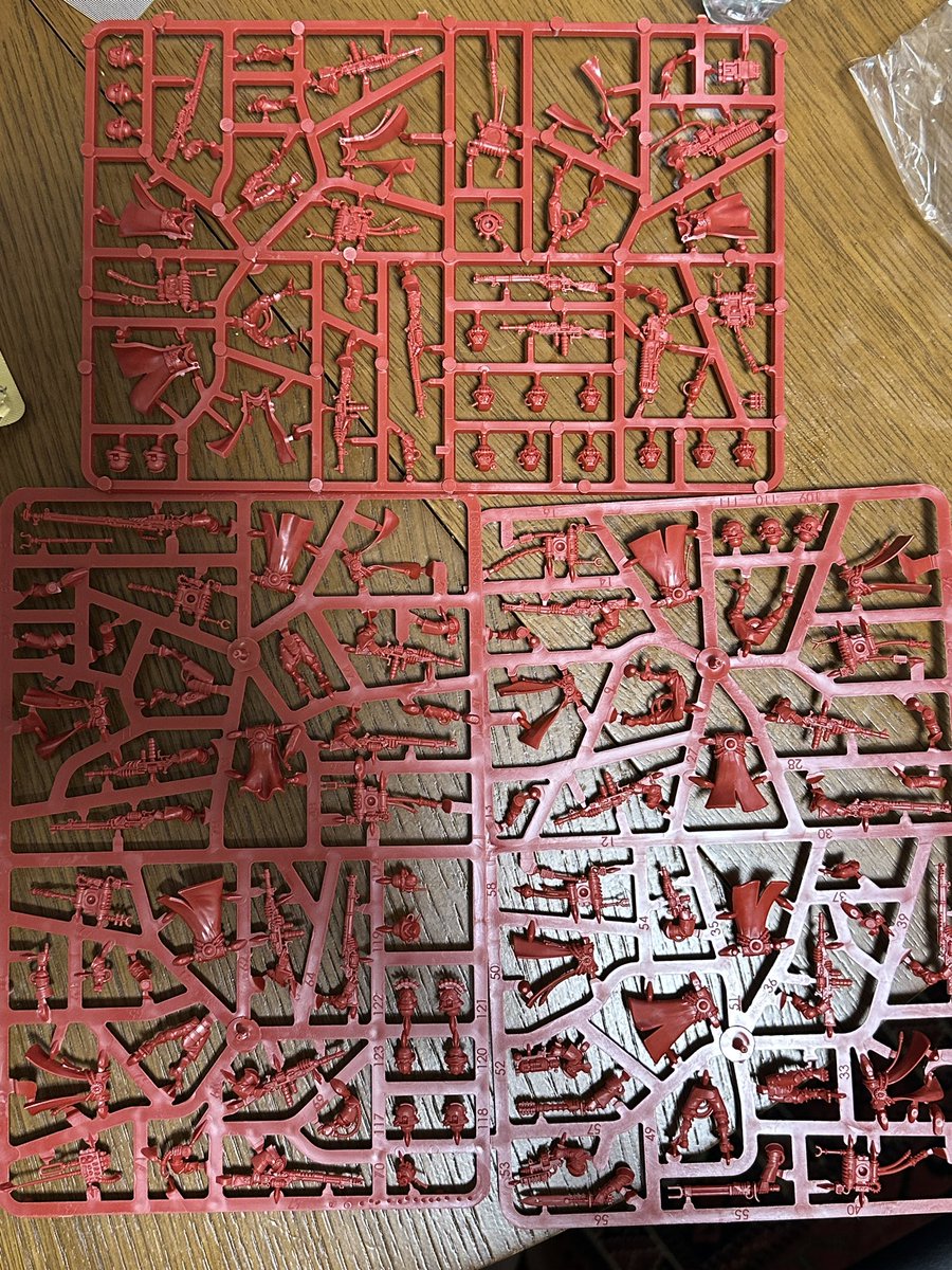 inu_inu's tweet image. 【緩募】
メカニカス引き取っていただける方
・スキタリレンジャー ×2(片方赤成型)
・シカリアン ×1（赤成型）
・テックプリースト・ドミヌス ×1

箱、説明書なし
昔のキルチームのマーカーももらってください

¥15,000+送料（ヤマト便）
PayPayか銀行振込で
よろしければ