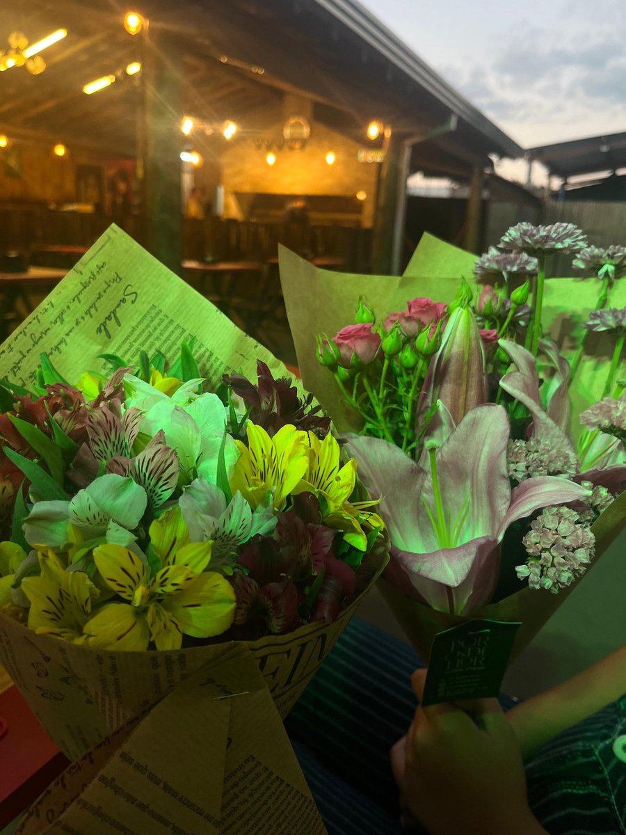 lifeoutofseries's tweet image. minha namorada passou a semana estressada pq não ia conseguir me dar o buquê de lírios que ela queria me dar de 2 anos de namoro e era porque EU já tinha reservado os lírios pra dar pra ela