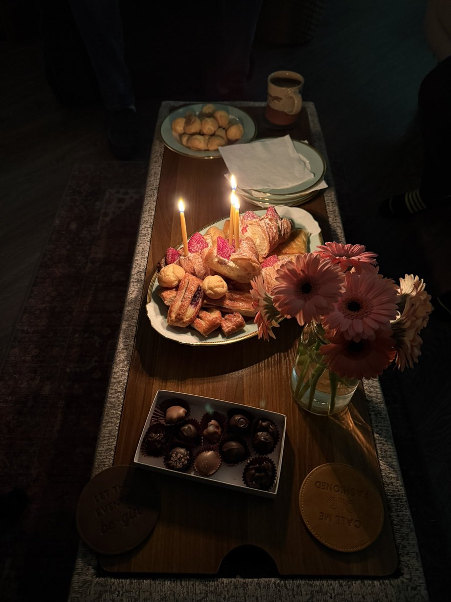 mariah_herself's tweet photo. ☀️ ❄️ 🌸🎂♒️✨🎉🐈‍⬛ https://t.co/tuF14Nmx6k