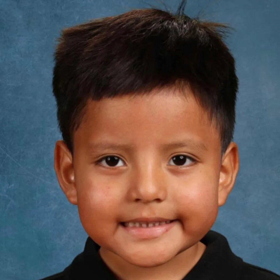 DisavowTrump20's tweet image. Liam Ramos and Chloe Renata Tipan Villacis. These are the faces of the "dangerous criminals" that Donald Trump's ICE thugs are detaining.

RETWEET if you stand with Liam and Chloe 💔