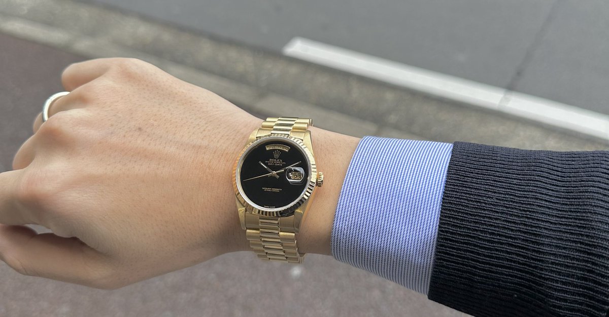 riberowatch's tweet image. オニキスダイアル、スマホの画面以上に指紋が気になる問題。

完璧に拭き上げる
装着する
うっかり文字盤に触れる
絶望してまた拭く
一日のうち、時計を見ている時間より、セーム革で拭いている時間の方が長い気がする。

#ROLEX #DayDate #18238 #オニキスダイアル #時計怪獣 #腕時計好きあるある