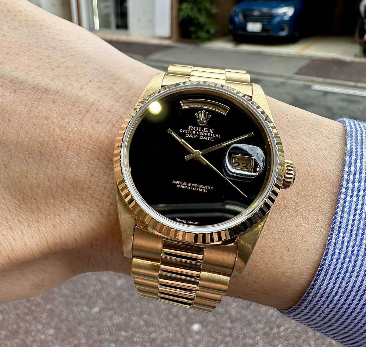 riberowatch's tweet image. オニキスダイアル、スマホの画面以上に指紋が気になる問題。

完璧に拭き上げる
装着する
うっかり文字盤に触れる
絶望してまた拭く
一日のうち、時計を見ている時間より、セーム革で拭いている時間の方が長い気がする。

#ROLEX #DayDate #18238 #オニキスダイアル #時計怪獣 #腕時計好きあるある