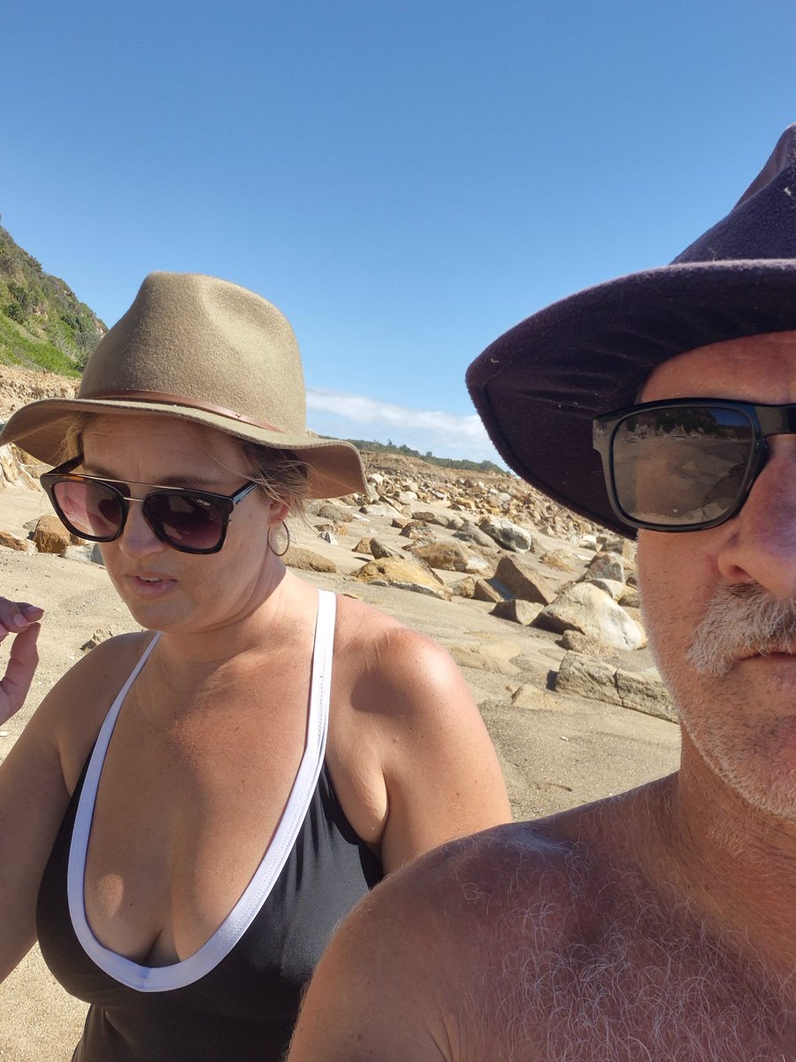 owenzy85's tweet photo. @edawgthecat Our failed beach walk video we made for you https://t.co/sf3wMAPWa6
