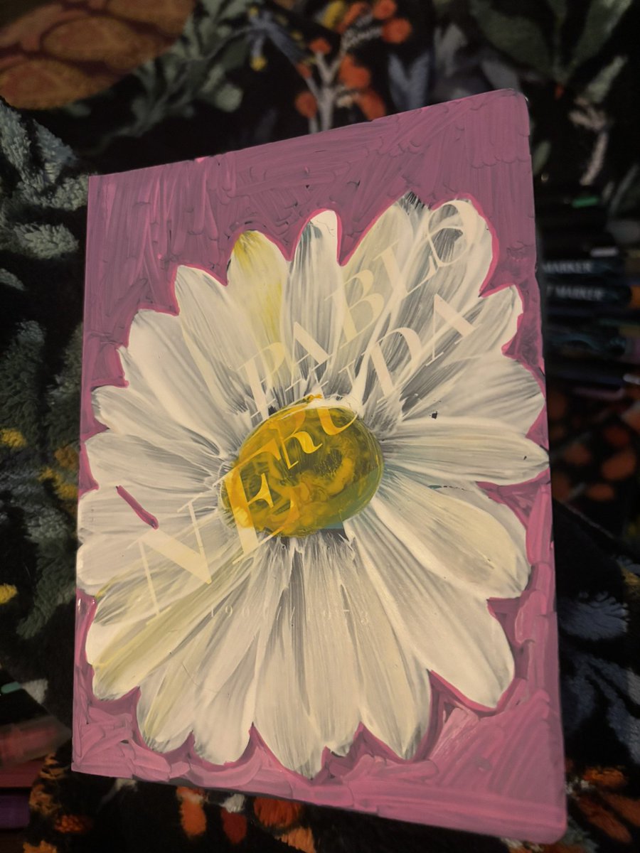 mapilo's tweet image. en 2024 uno con el que salí dejó un libro de poemas quesque dedicándome uno y que yo lo encontrara, como es de neruda que me aburre, lo iba a tirar o dejar en la calle pa que algún pobre de mal gusto lo valore más, pero decidí volverlo mi nuevo cuaderno de sketchitos