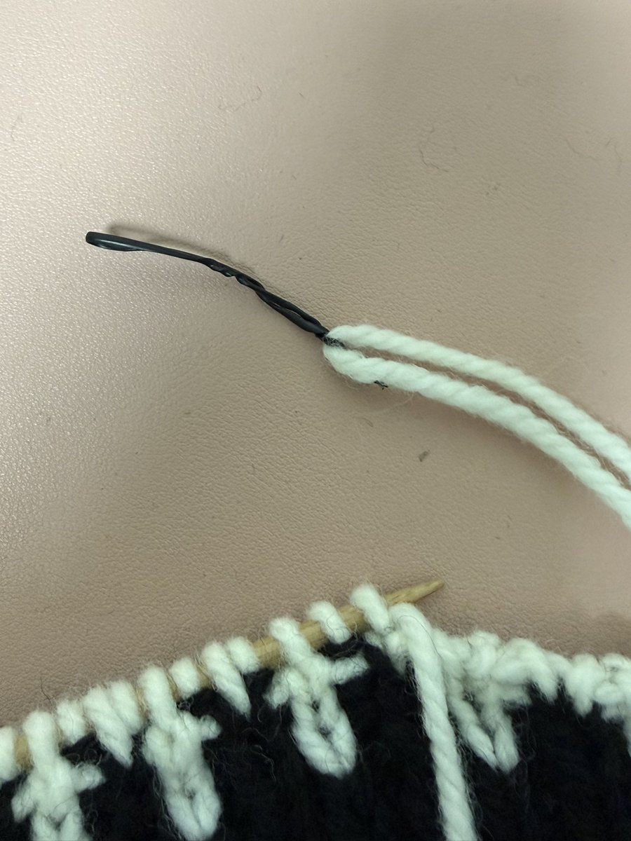 집에 돗바늘을 안 가져와서 빵끈으로 어찌저찌 한코고무단돗바늘마무리를 함

은근 잘 됨!