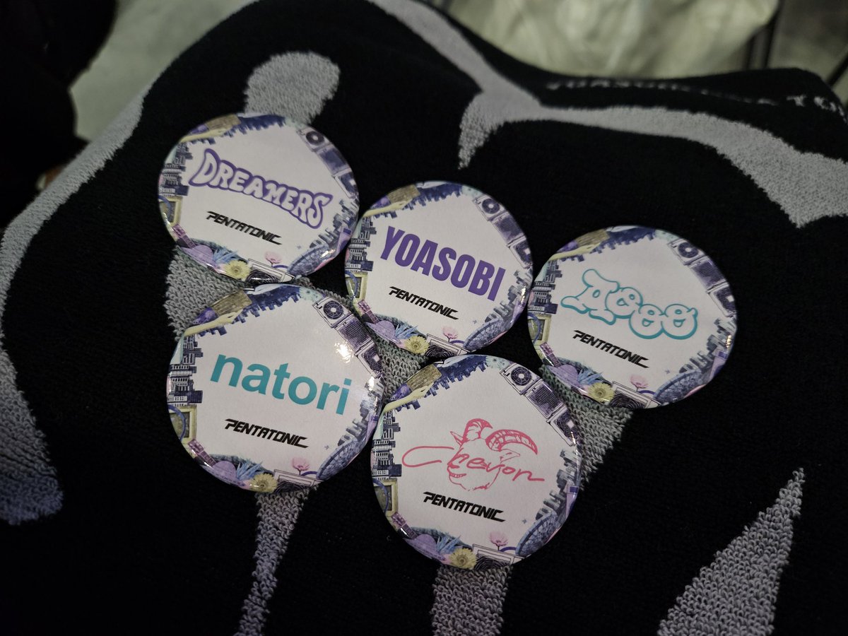 缶バッジ5個買って普通に優勝した😭 YOASOBIとDREAMERSとAooo出た