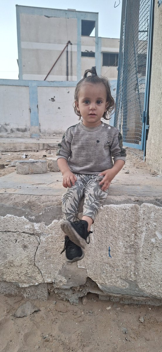 AlmassrySamar's tweet image. In a cold tent in Gaza,
My children aren't measured in years, but in the number of times they've shivered until they were sick.
The cold has broken their immune systems, and the virus found them defenseless.
Winter here is deadly.
My four children need winter clothes now. 🙏