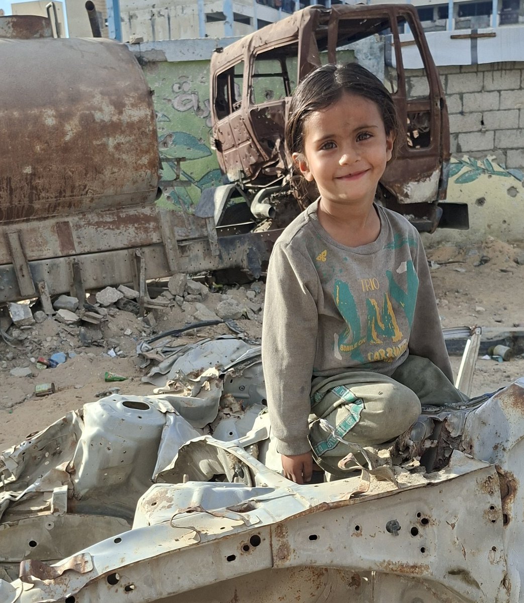 AlmassrySamar's tweet image. In a cold tent in Gaza,
My children aren't measured in years, but in the number of times they've shivered until they were sick.
The cold has broken their immune systems, and the virus found them defenseless.
Winter here is deadly.
My four children need winter clothes now. 🙏