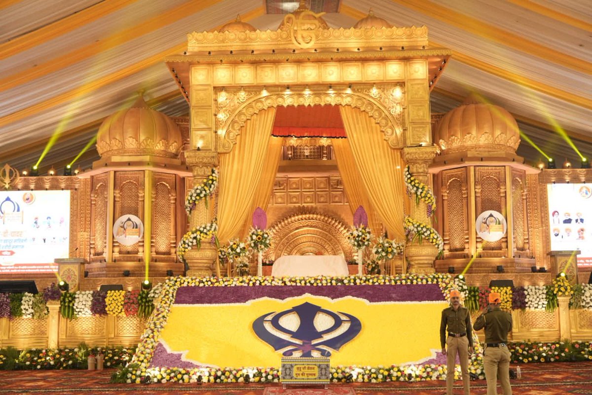 AshokChavan1958's tweet image. “सजा है दरबार, महक रही है फिजाएं... श्रद्धा और सब्र के साथ हो रही है धन-धन श्री गुरु ग्रंथ साहिब जी और नगर कीर्तन के आगमन की प्रतीक्षा। बोले सो निहाल, सत् श्री अकाल!”
@hinddichadar350 #hinddichadar #nanded #cmomaharashtra