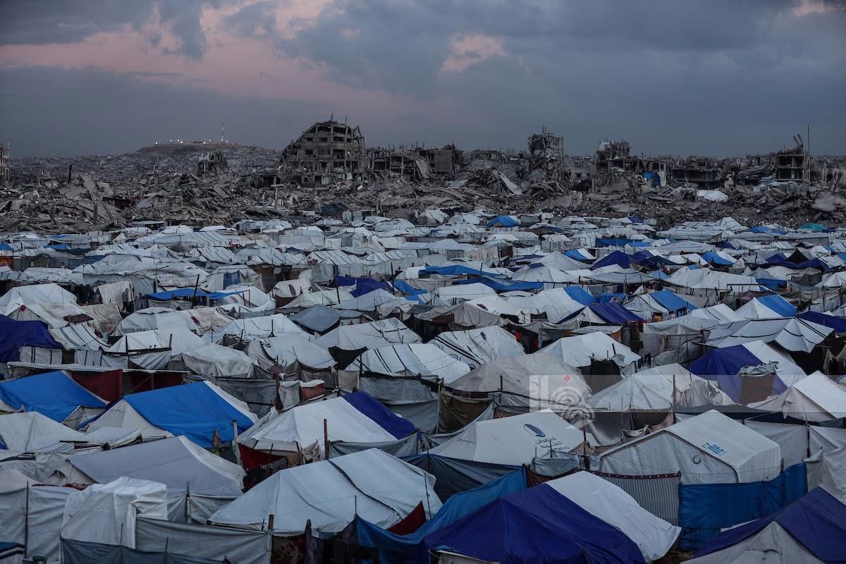 AlmassrySamar's tweet image. In a cold tent in Gaza,
My children aren't measured in years, but in the number of times they've shivered until they were sick.
The cold has broken their immune systems, and the virus found them defenseless.
Winter here is deadly.
My four children need winter clothes now. 🙏