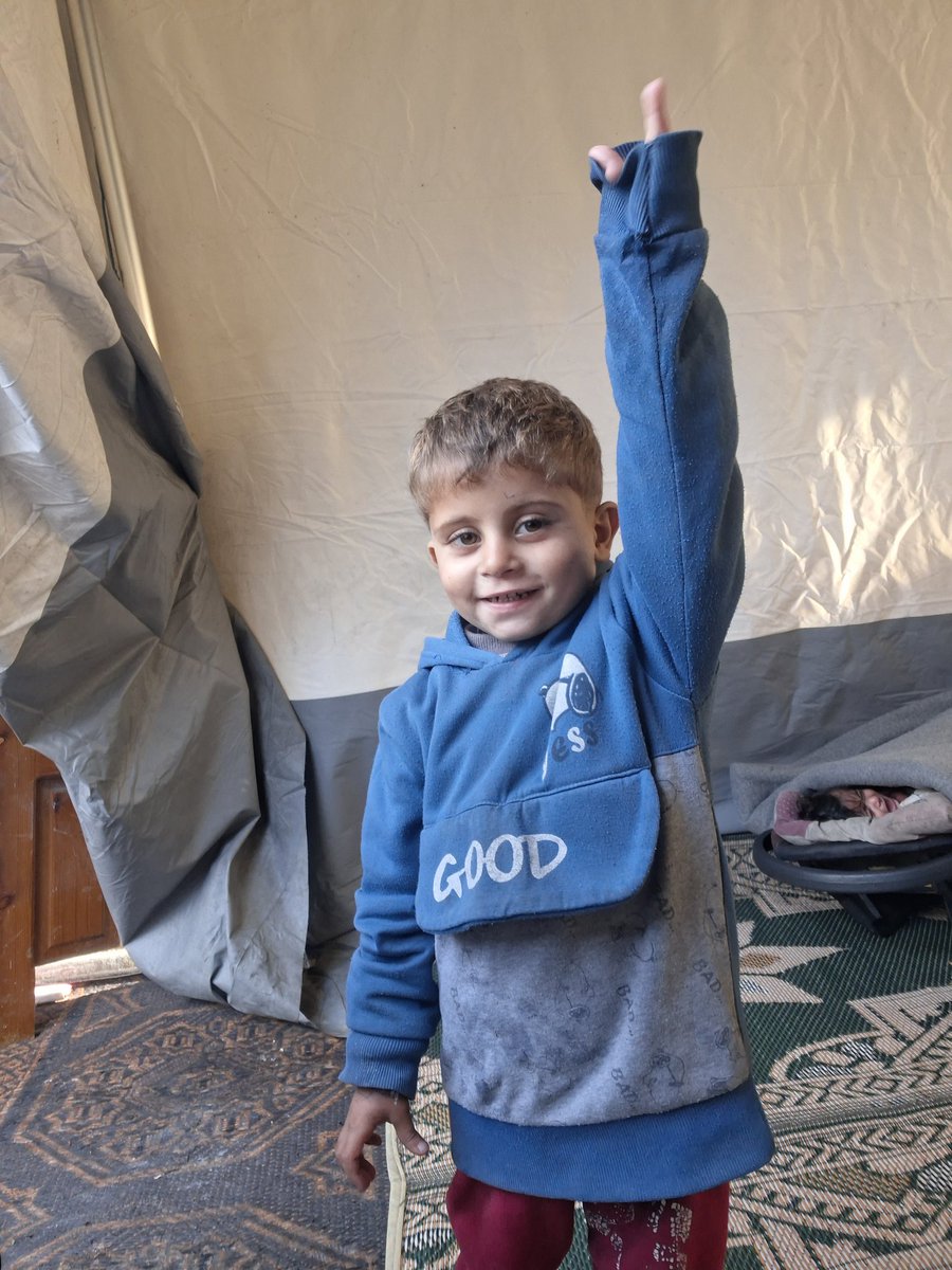 AlmassrySamar's tweet image. In a cold tent in Gaza,
My children aren't measured in years, but in the number of times they've shivered until they were sick.
The cold has broken their immune systems, and the virus found them defenseless.
Winter here is deadly.
My four children need winter clothes now. 🙏