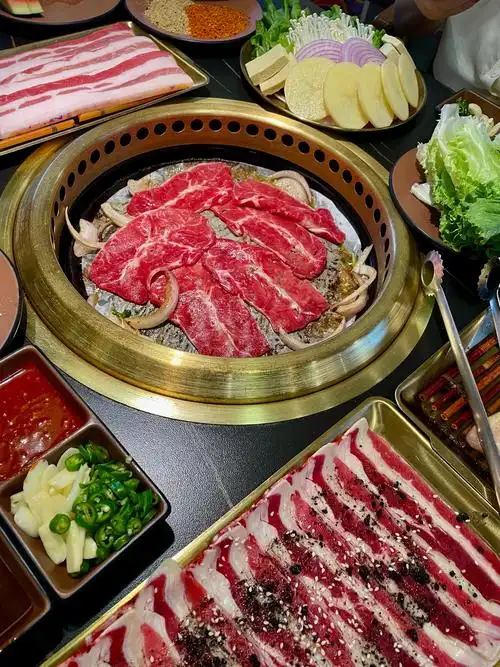 aniellewe's tweet image. 肉は火の上に、私は肉のそばに。🤣