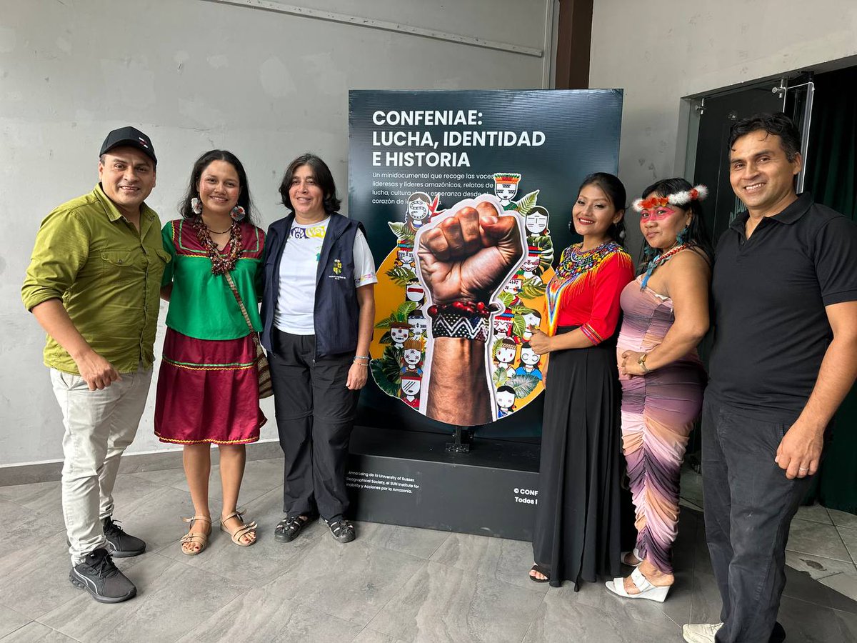 Después de más de un año de esfuerzo sostenido, lanzamos 'Confeniae: lucha, identidad e historia', un documental conciso sobre la Confederación de Nacionalidades Indígenas de la Amazonia Ecuatoriana. Esta entidad, pionera en la región, ha sido el foco de nuestra investigación y