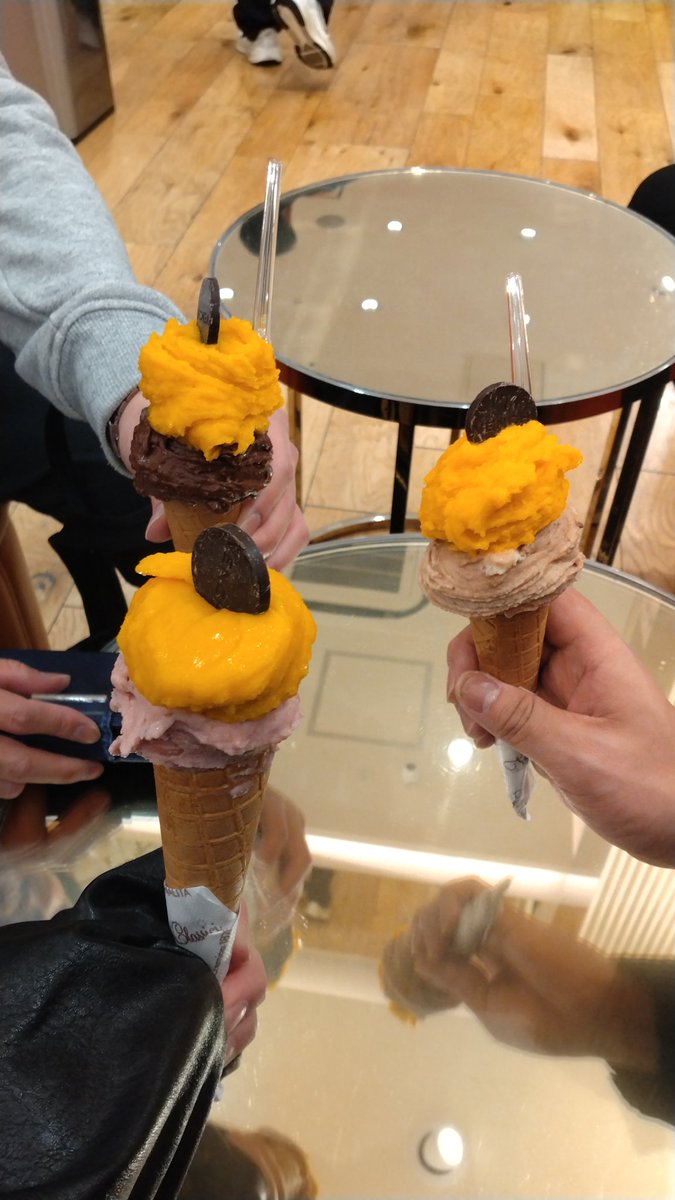 ectr_evolved's tweet image. 気になってたアイス屋さんで桃園の誓い🍦🍦🍦