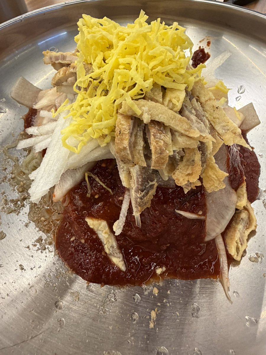 sh_frames's tweet image. 늦은 점심 비빔냉면 꼽!! 벅살👊👊

물이랑 비빔 중에 비빔으로 선택 58000번 고민 끝에🤤