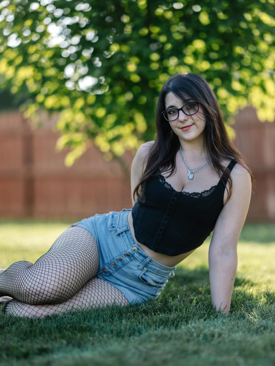 sarameikasai022's tweet image. I wanna be wearing shorts and a tank top right now but it’s - 20 LOL (I hate it here)