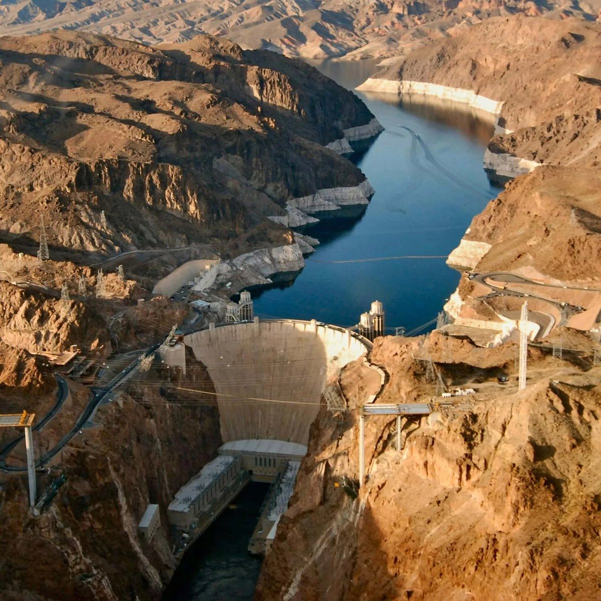 arnbld's tweet image. 1936 онд ашиглалтанд орсон ⚡ Hoover Dam УЦС-ын хүчин чадал 2,080 МВт. 2026 онд манай улсын бүх станцууд нийлээд 1,500 MBт.
Бид хэн бэ, ямархуу хэмжээтэйгээ мэдэж байж цээжээ дэлддэг болмоор байна!