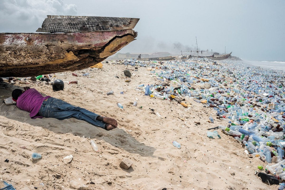 CRCiencia's tweet image. RUMBO AL DESASTRE
Un hombre descansa a la sombra de un bote en una playa llena de basura cerca del centro de eliminación de desechos electrónicos más grande de África en Accra, Ghana (Maniglia Romano, 2018)
#Ecologia