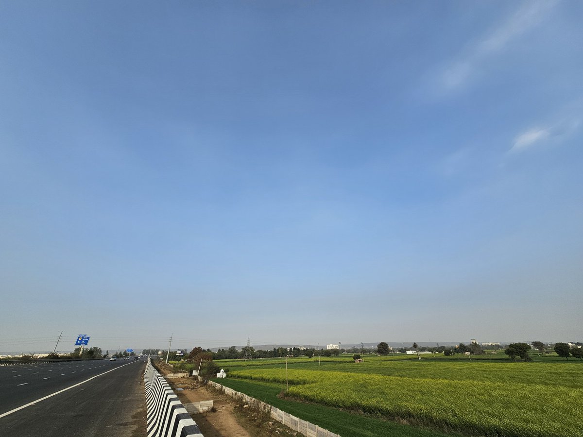 Delhi NCR wakes up clear blue skies and one of the best morning #AQI in past many months, real time air quality index is in moderate category. It must improve as winds to strengthen further in the afternoon, sky to look more deep blue. Even with brilliant sunshine wind chill