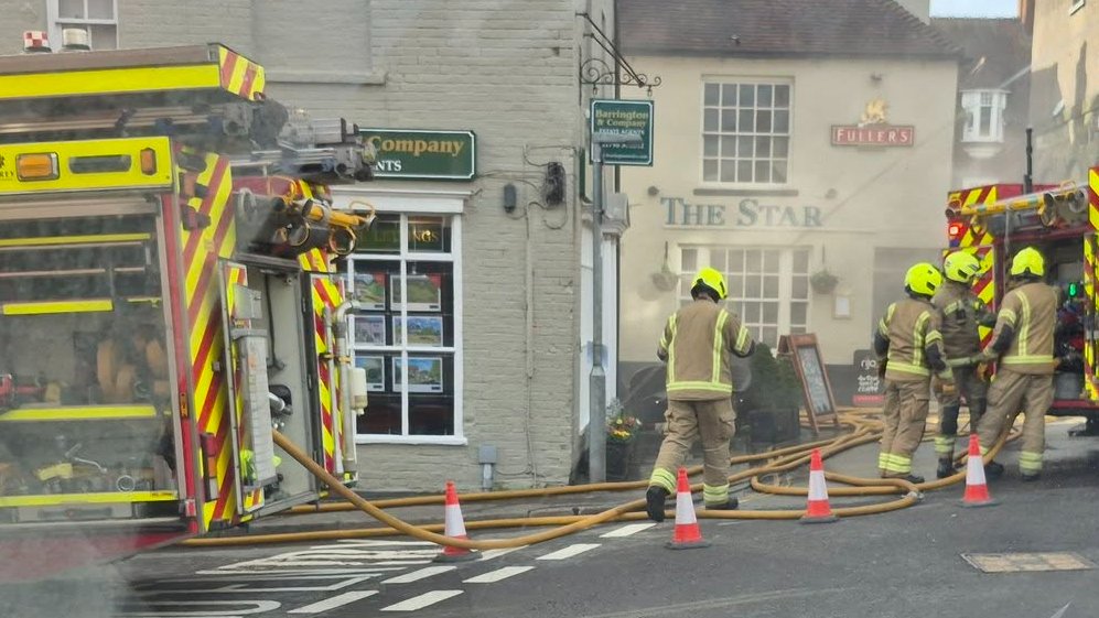SussexIncidents's tweet photo. π¨ Fire in Petworth, Market Square
West Sussex Fire & Rescue Service are responding to a property fire. π₯
4 fire engines on scene
Residents nearby: please keep doors & windows closed
Avoid the area to let @WestSussexFire firefighters work safely
#Petworth #WSFRS #FireUpdate
@SussexTW