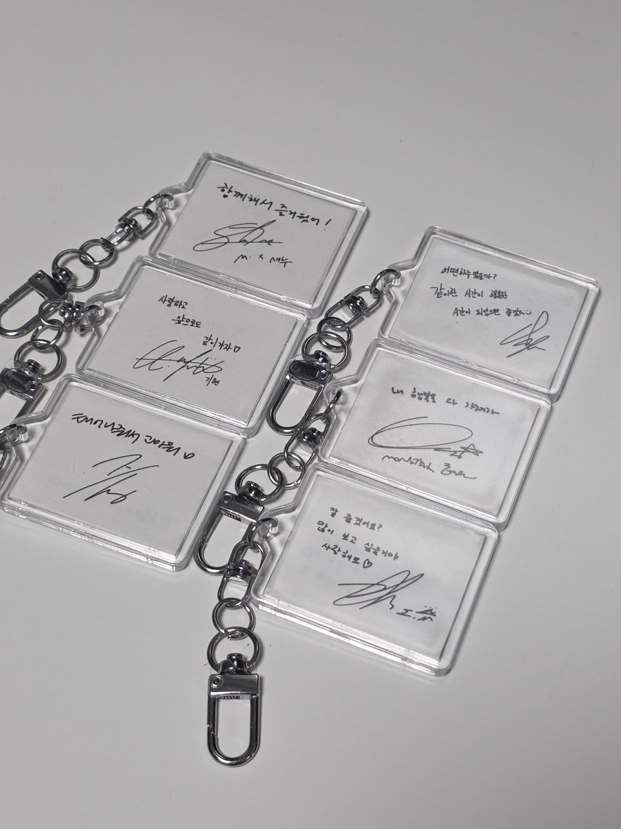 컨페티 키링 나눔💙
#RT
좌석이라 컨페티 못가지신분들 참여해주면 좋을 것 같아요☺️
멤버별 1명씩 총 6명 뽑아요~
반택으로 보내드립니당
당발 2/7
(키링자체에 기본 기스들이 있어 예민한 분 피해주세요)