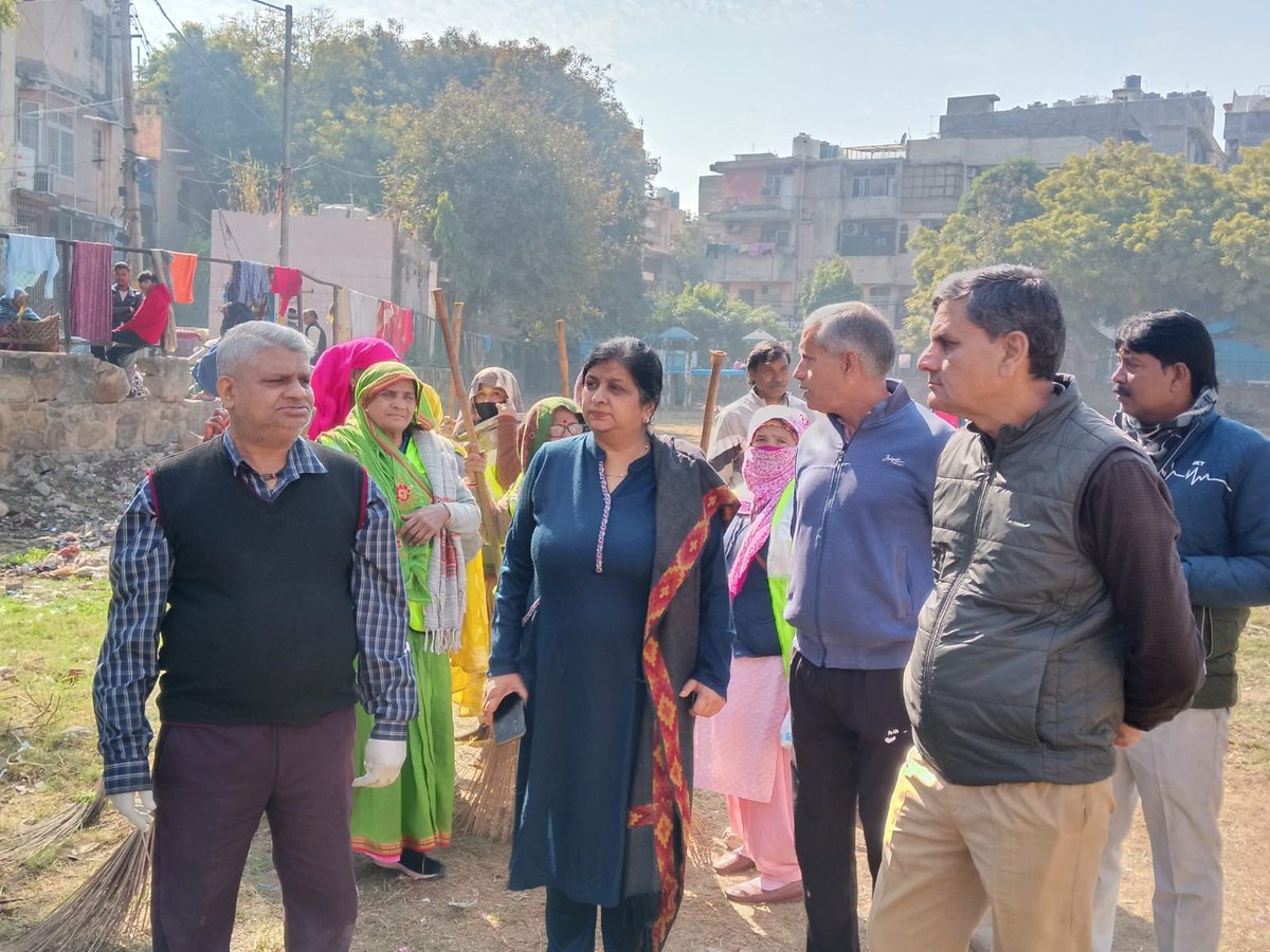 30/01/ 2026 को"स्वच्छ भारत अभियान" के तहत वार्ड नं 149 मालवीय नगर के बेगमपुर पार्क में विशेष सफाई अभियान चलाया गया।
हमने सफाई कर्मियों के साथ मिलकर बेगमपुर पार्क की गहन सफाई सुनिश्चित की। 
मैं हमारे डीसी श्री दिलखुश मीना जी और ssipl टीम ओर मीरा जी इनके सहयोग का धन्यवाद करती  हूँ!